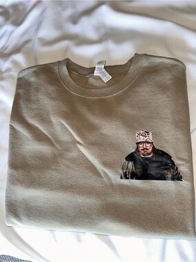 🎶🎵 Women's Crewneck Sweatshirt in Olive with HARDY Graphic🎵🎶